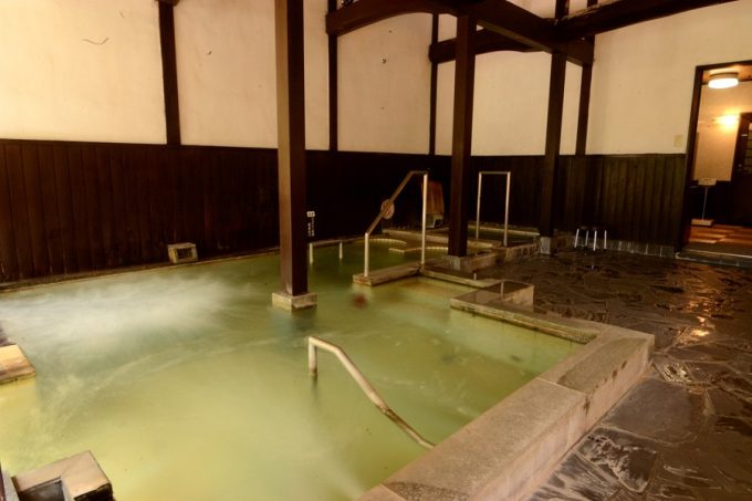 八ツ三館の温泉は桃源郷温泉から直送された弱アルカリ性の源泉100％の温泉