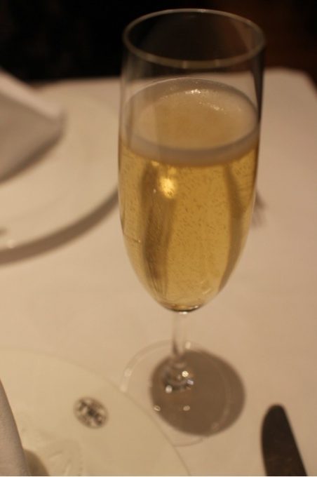 TWG Teaのシンガポールブレックファーストと言う紅茶のシロップと、スパークリングワインで作ったスペシャルなカクテル