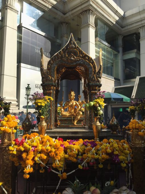 神々のパワーが集まるバンコク都心の交差点　エラワンプーム（エラワン祠）