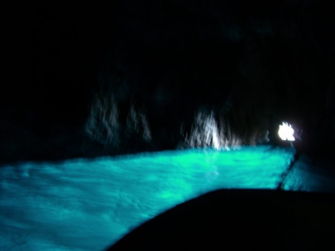 神秘的な青の世界を体験！「青の洞窟」（イタリア）