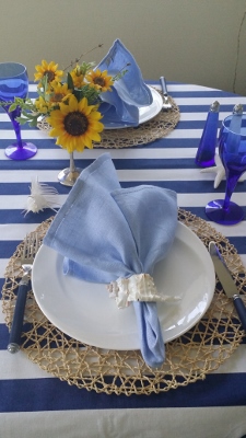 夏のテーブルコーディネートで初心者にお勧めなのは、白とブルーの配色
