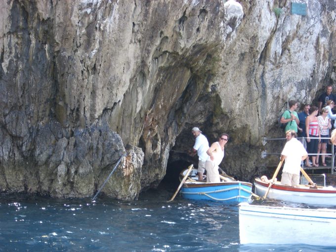 青の洞窟に入るには天候や波の高さによって入れるタイミングが限られています。