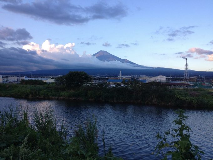 富士市立富士中央小学校の裏　静岡県富士市