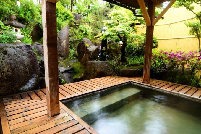 庭園露天風呂は自然に囲まれて開放的な気分を満喫できます。