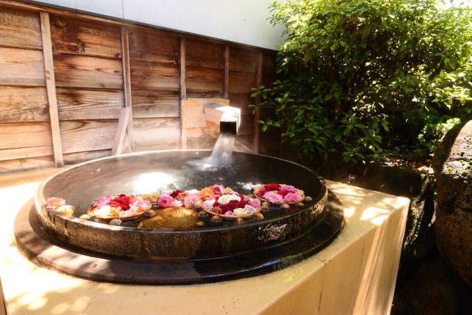 五右衛門風呂風の釜風呂では19:00までは女風呂のみバラが用意されていて、優雅なバラ風呂を楽しむことができます