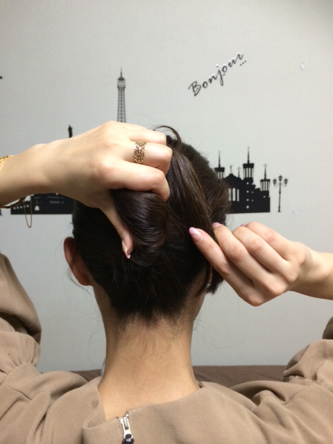 夜会巻きの作り方3：髪を二つ折りにして右におり入れます